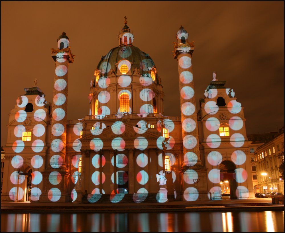 Karlskirche mit Motivbeleuchtung