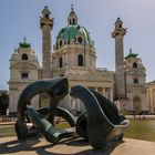 Karlskirche mit Skulptur