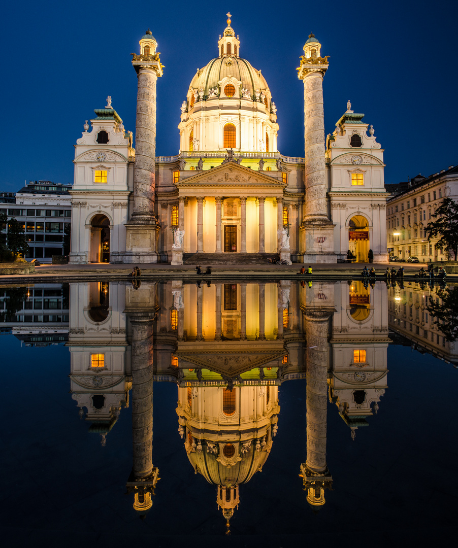 Karlskirche Panorama zur Blauen Stunde