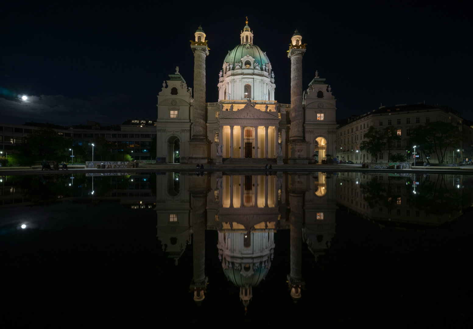 Karlskirche Wien bei Nacht