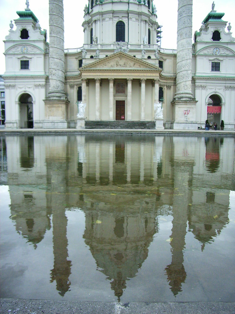 Karlskirche Wien, sich in Wasserbecken spiegelnd