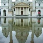 Karlskirche Wien, sich in Wasserbecken spiegelnd