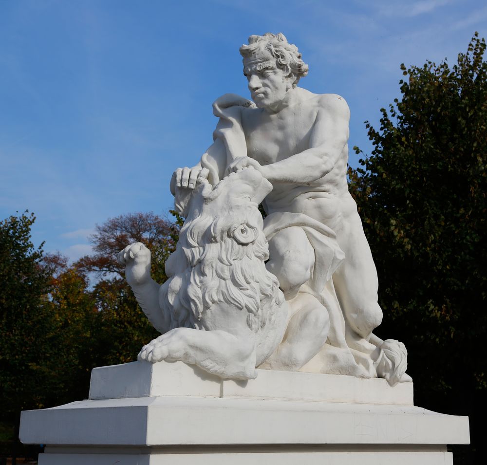 Karlsruhe - Mythologische Bildwerke auf dem Schlossplatz (VII)