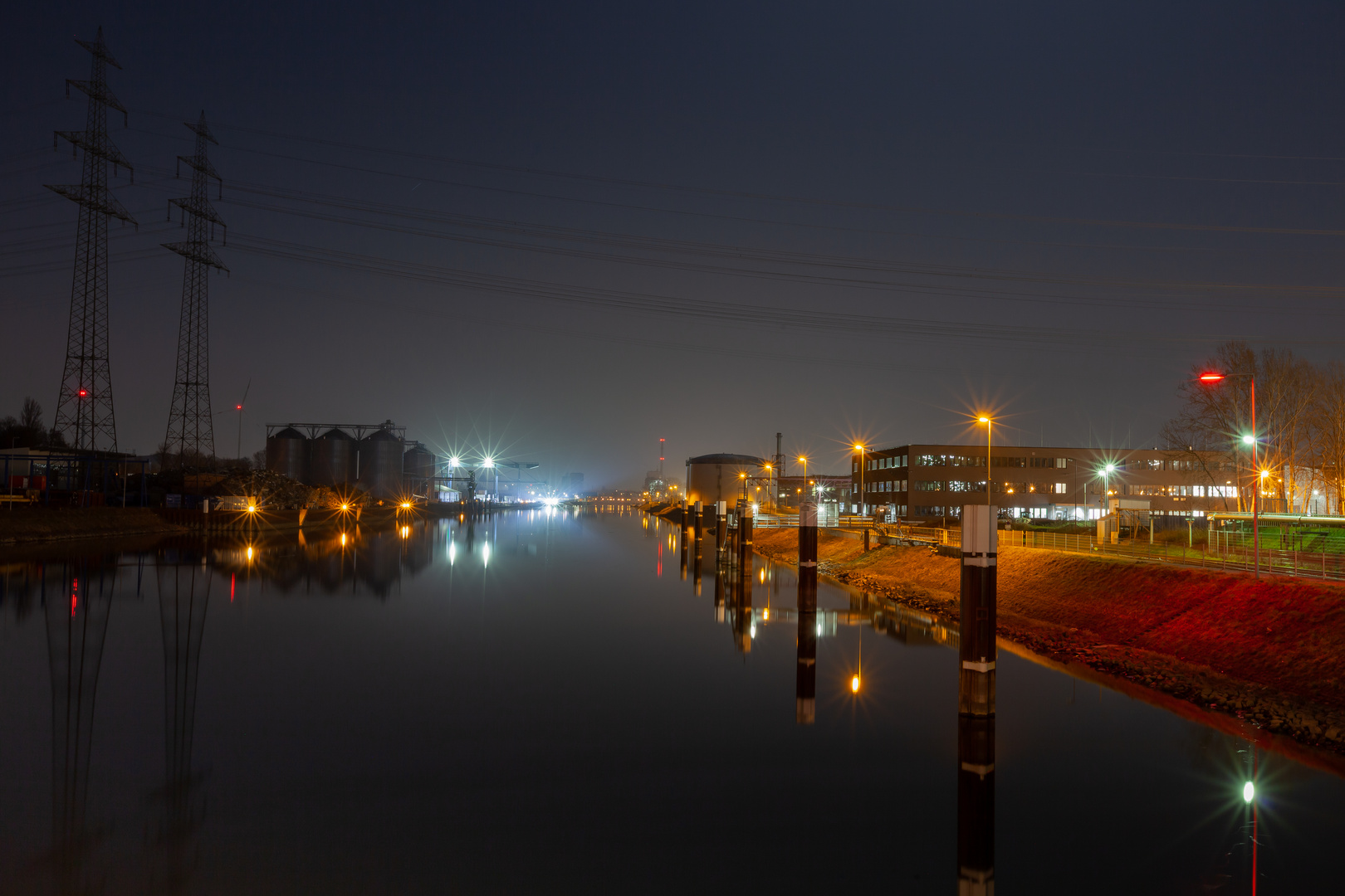 Karlsruhe Rheinhafen-Hafenbecken Richtung Stadt