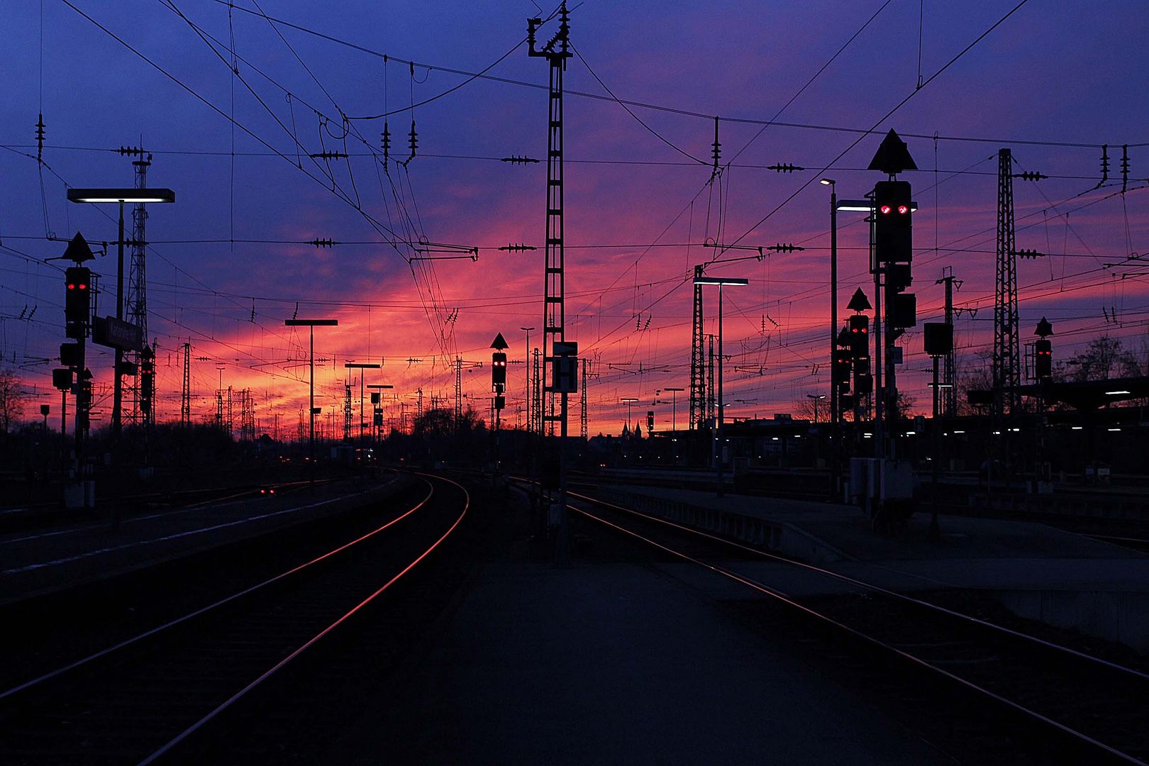 Karlsruher Bahnhof bei Sonnenuntergang.