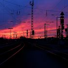 Karlsruher Bahnhof bei Sonnenuntergang.