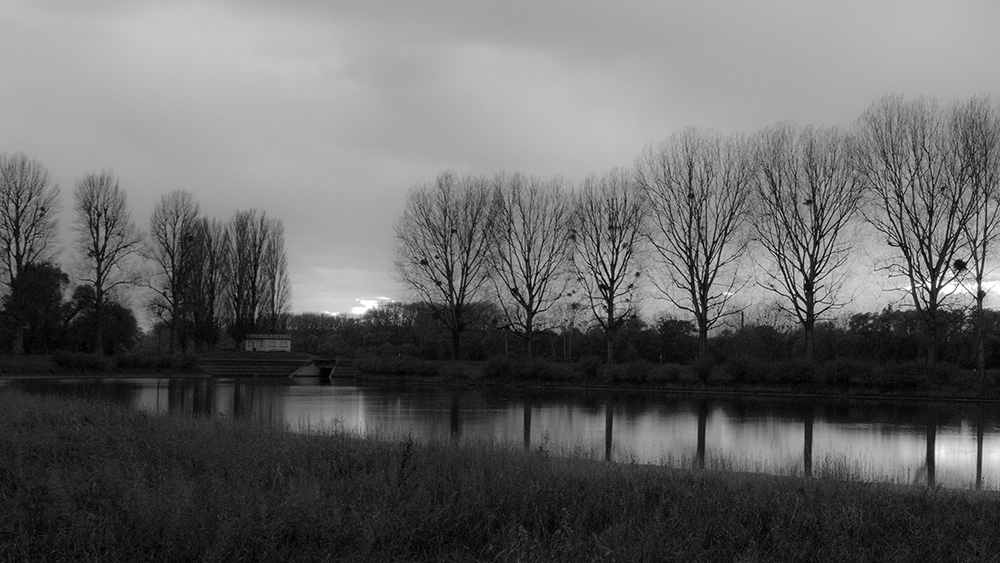 Karlsruher Rheinstrandbad am Abend