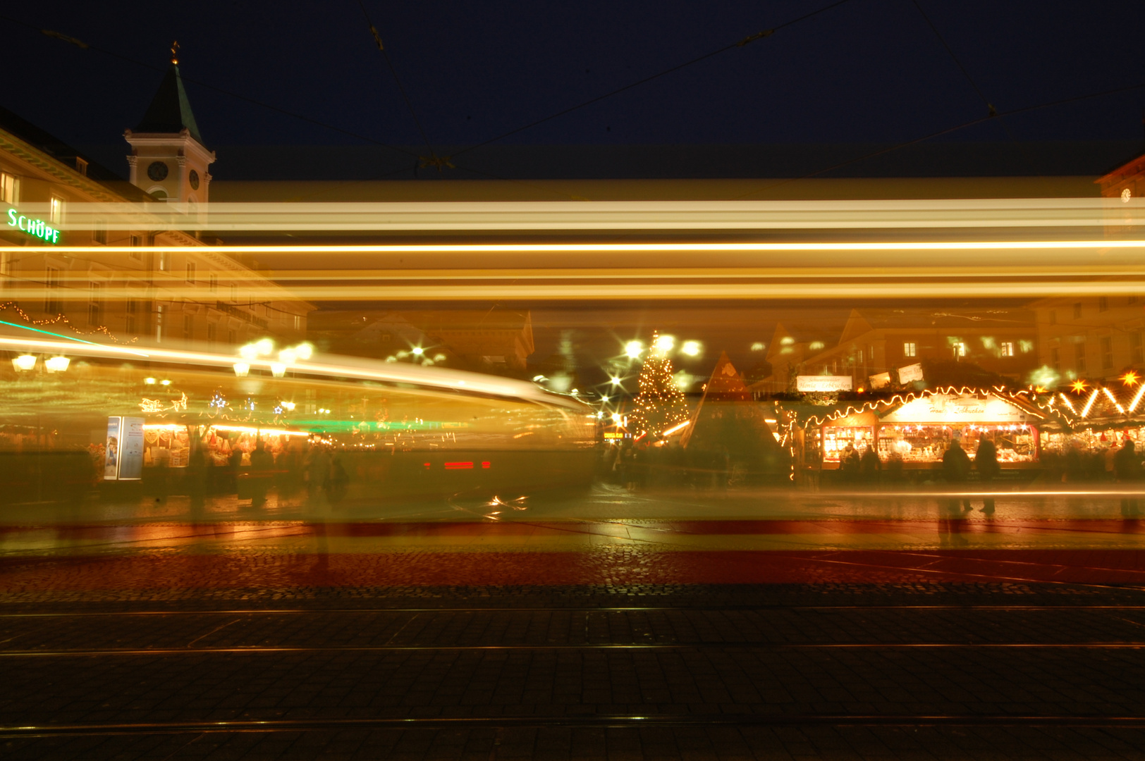 Karlsruher Weihnachtsmarkt durch Straßenbahn