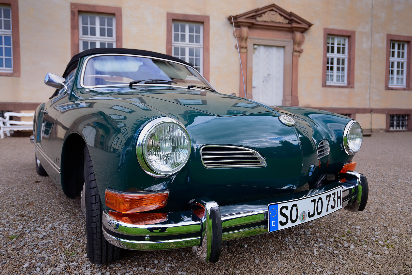 Karman Ghia vor Schloss Corvey