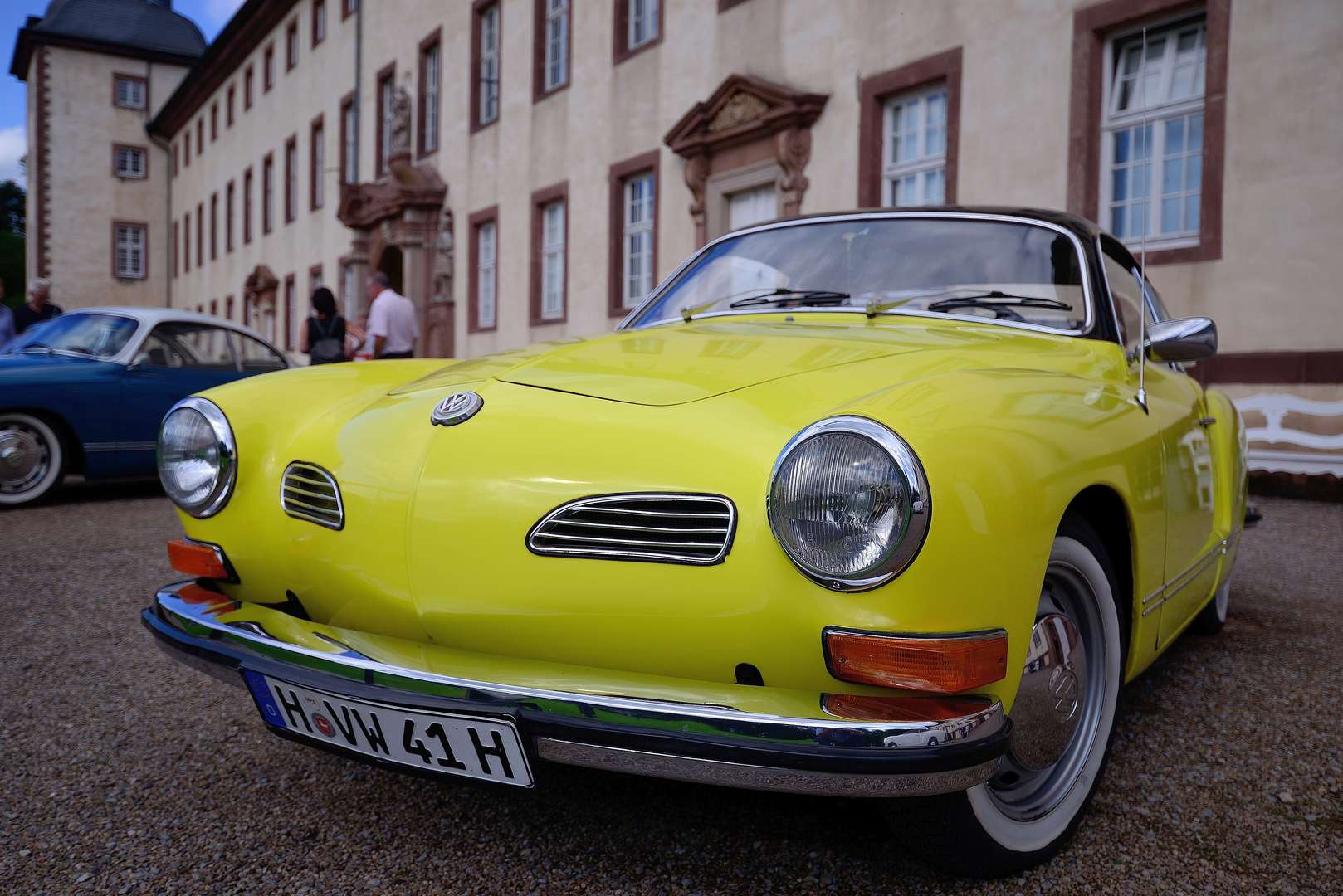 Karman Ghia vor Schloss Corvey