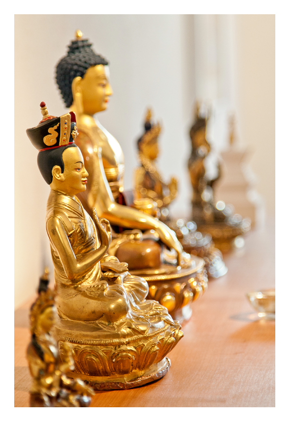 Karmapa- und Buddhastatuen