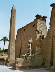 Karnak Eingang mit Obelisk