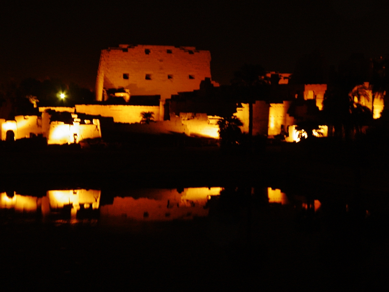 Karnaktempel in Luxor - Der heilige See bei Nacht