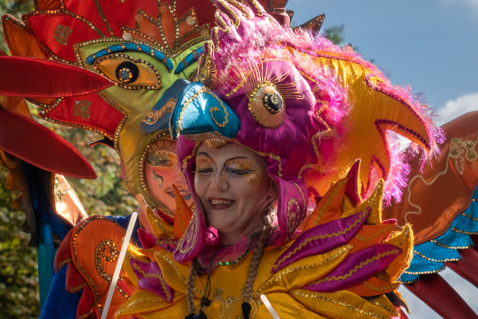 Karneval Bremen 2022 2 Stelzenläufer*innen