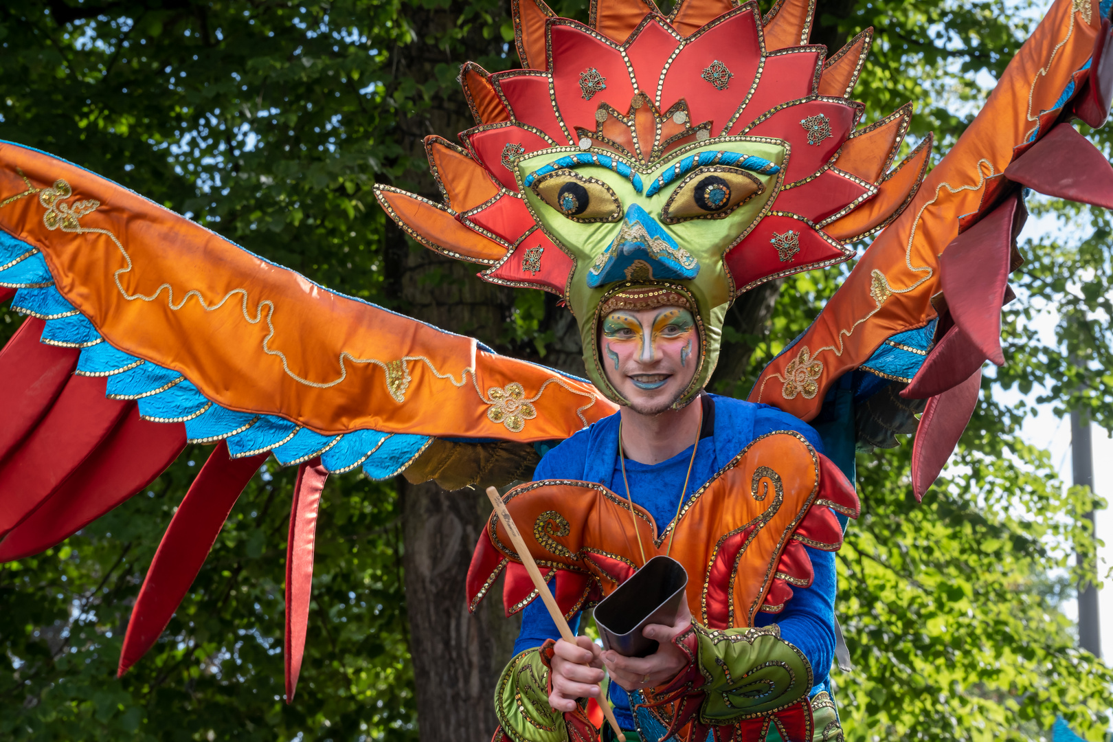 Karneval Bremen 2022 Musikant Stelzenläufer