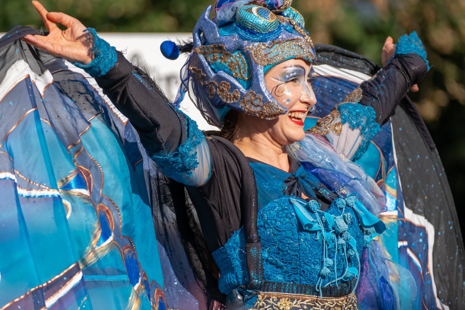 Karneval Bremen 2022 Schmetterling blau Stelzenläufering