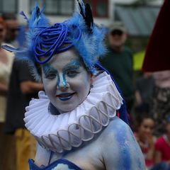 Karneval der Kulturen in blau