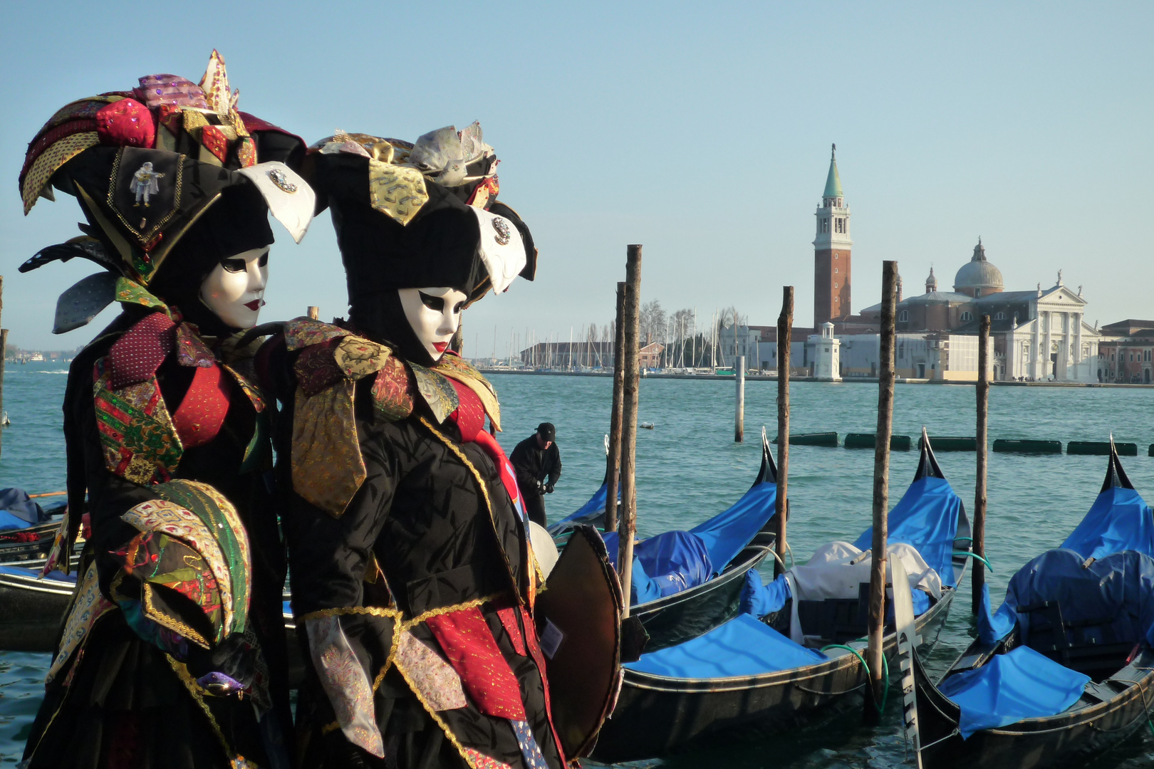 Karneval in Venedig: Masken aus Kravatten?