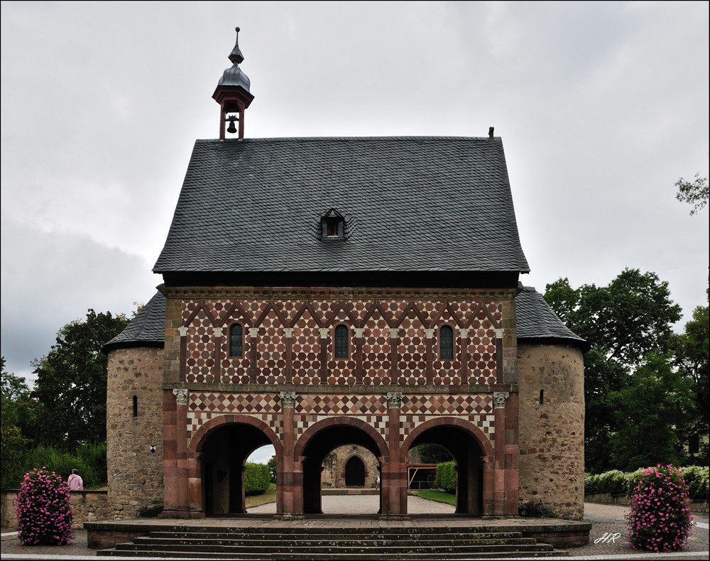 Karolingische Torhalle auf dem Gelände des Kloster Lorsch.