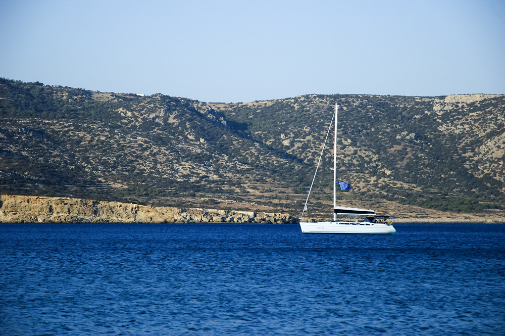 Karpathos 2009 - Barca a vela all'ancora.