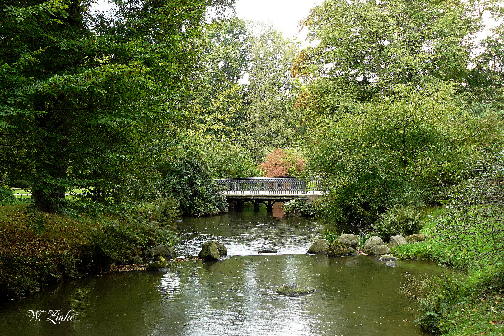 Karpfenbrücke mit Wasserfall im Fürst-Pückler-Park in Bad Muskau