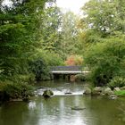 Karpfenbrücke mit Wasserfall im Fürst-Pückler-Park in Bad Muskau