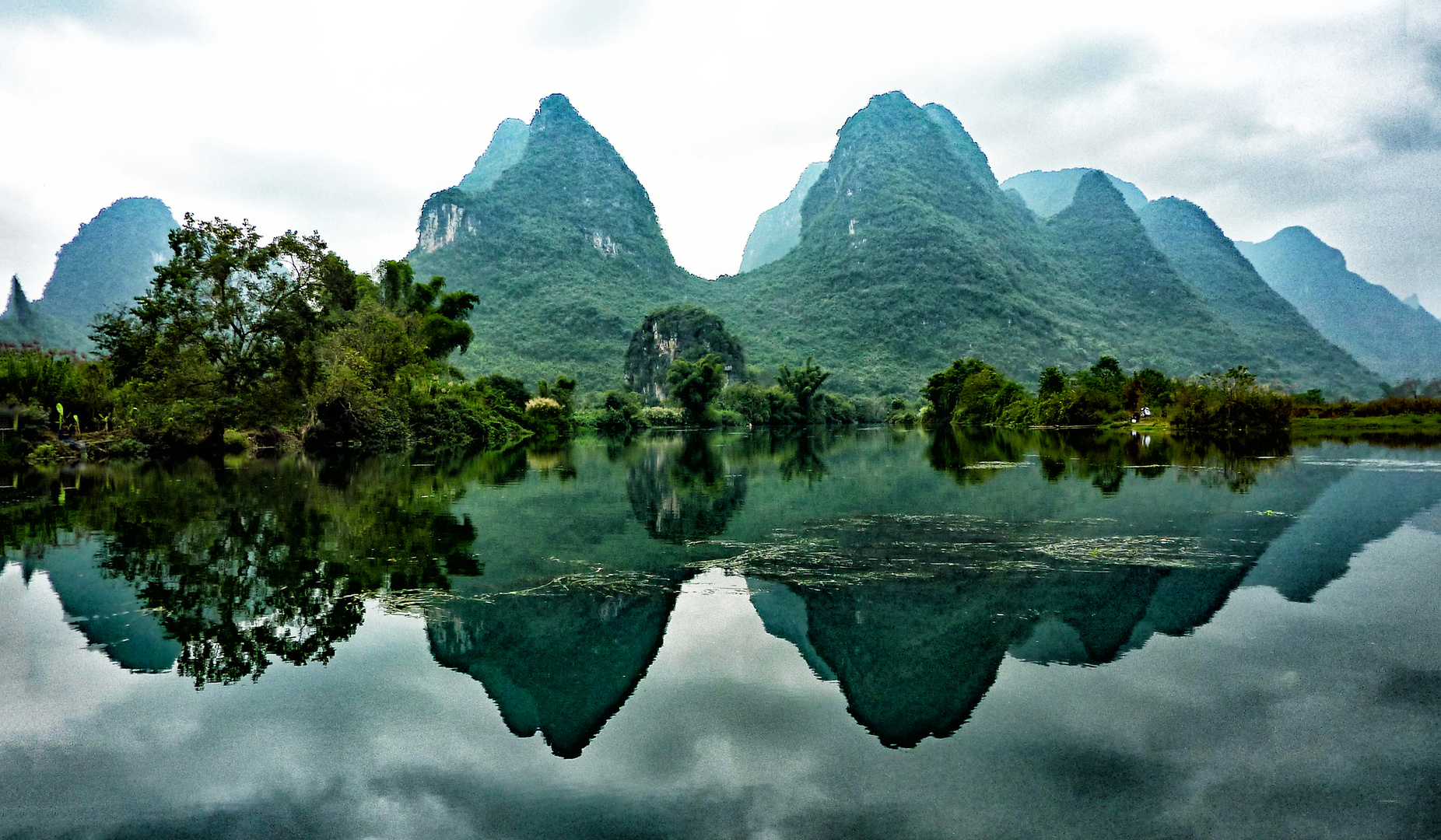 Karstberge am Li-Fluß in Guilin, China