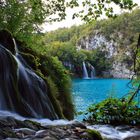 Karstsee mit Wasserfall