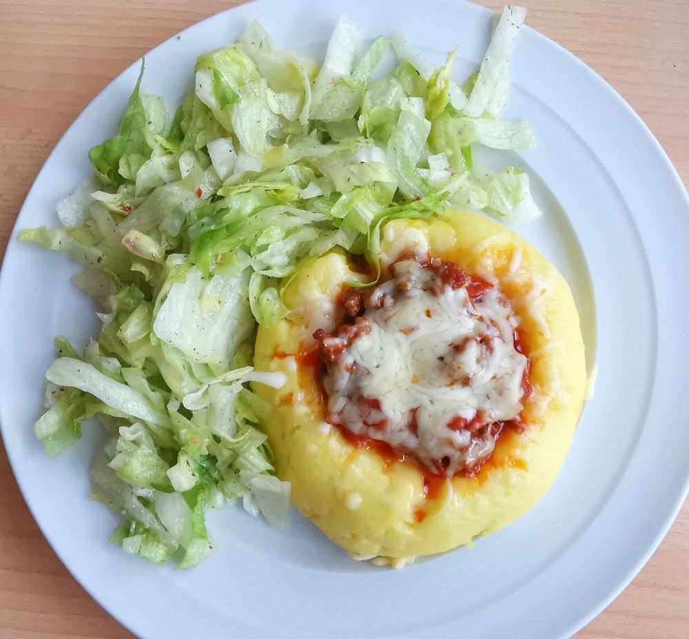 Kartoffel Klöße mit Hack, Käse überbacken und Salat Foto &amp; Bild ...