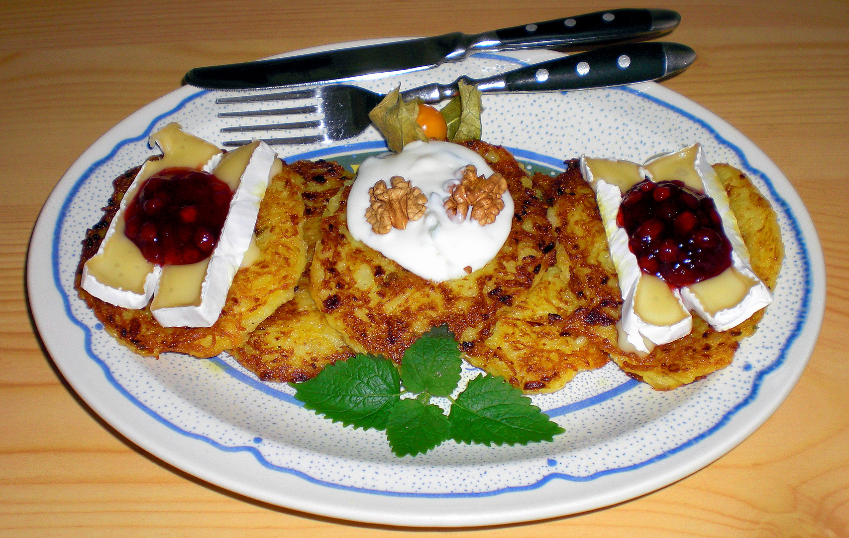 Kartoffelpuffer mit Camembert, Preiselbeeren und Tzaziki