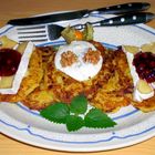 Kartoffelpuffer mit Camembert, Preiselbeeren und Tzaziki