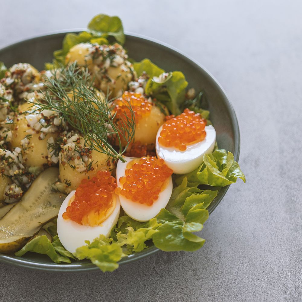 Kartoffelsalat mit Ei und Kaviar Foto &amp; Bild | stillleben, food ...