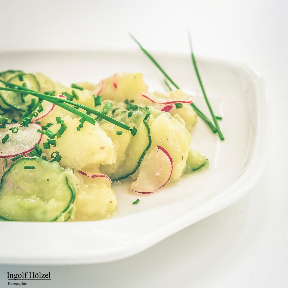 Kartoffelsalat mit Gurke und Radieschen Foto &amp; Bild | food, stillleben ...