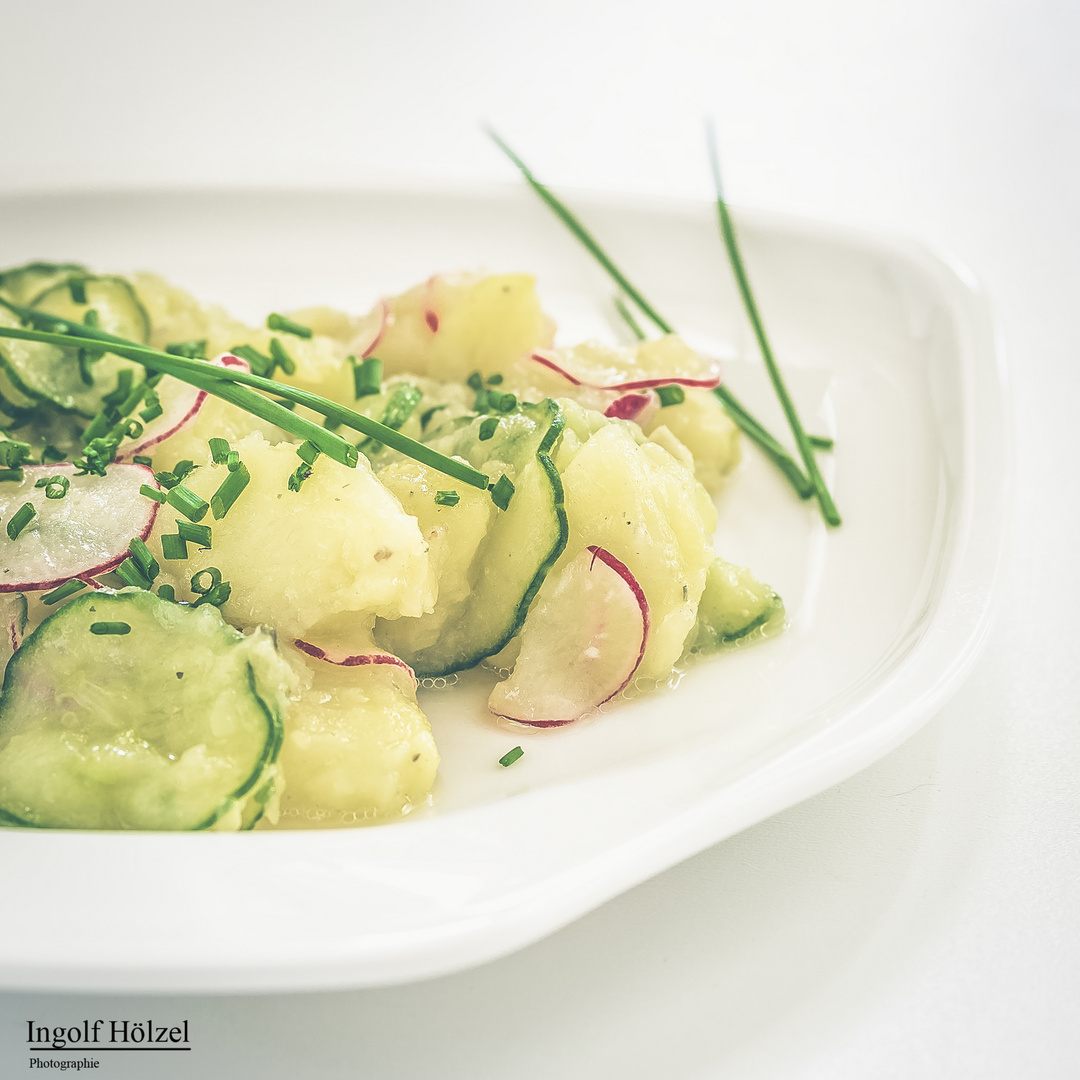 Kartoffelsalat mit Gurke und Radieschen