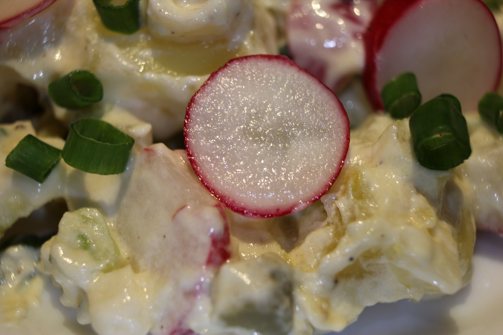 Kartoffelsalat mit Radieschen und Frühlingszwiebeln Foto &amp; Bild ...