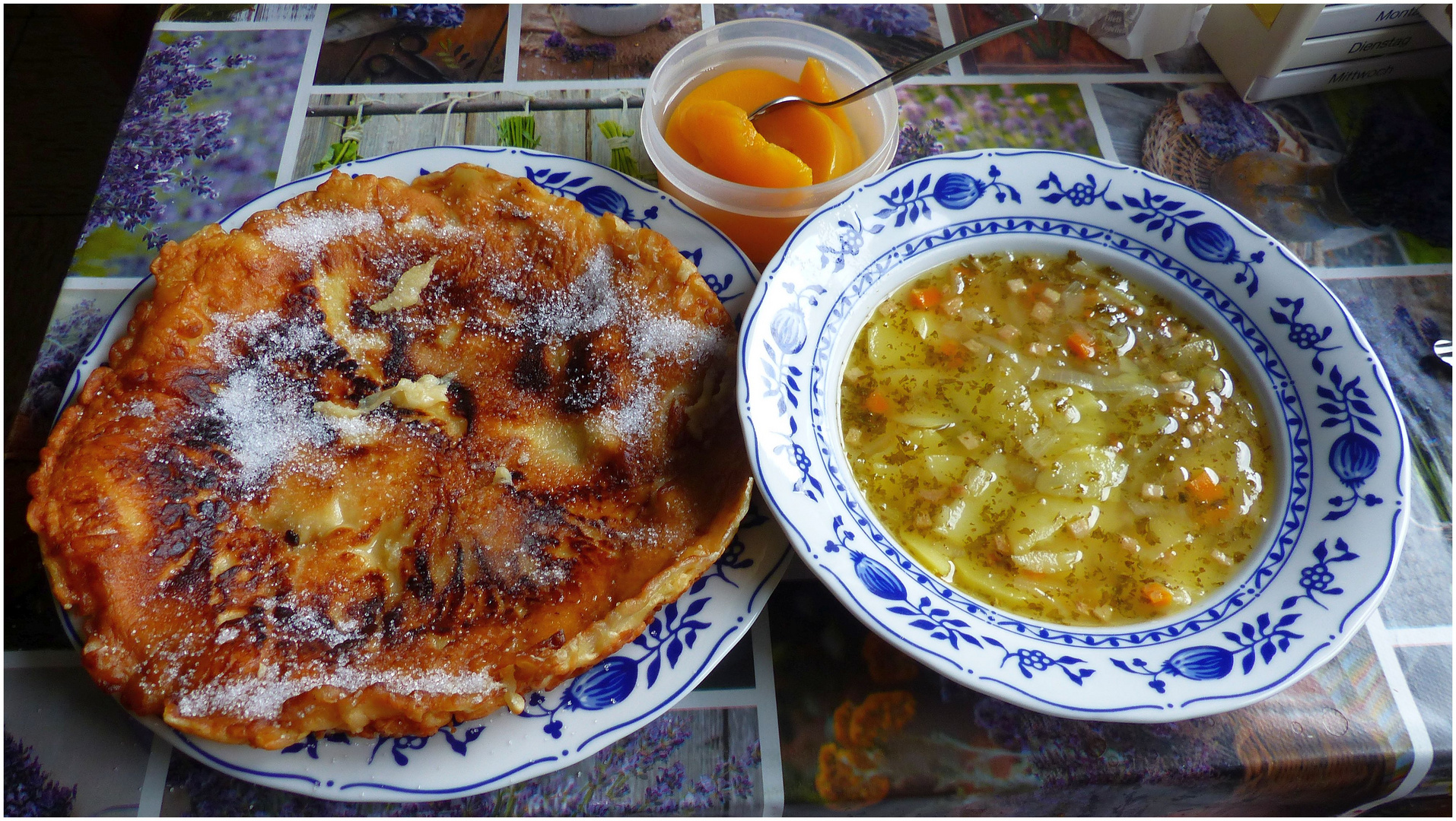 Kartoffelsuppe mit Apfelpfannkuchen und Kompot 