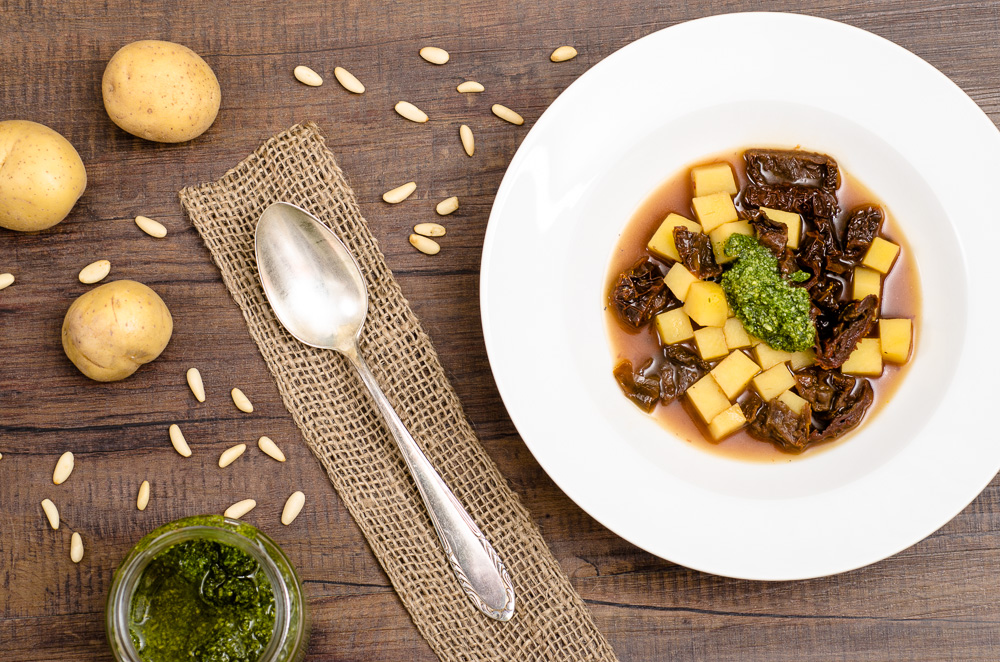 Kartoffelsuppe mit Pesto und getrockneten Tomaten