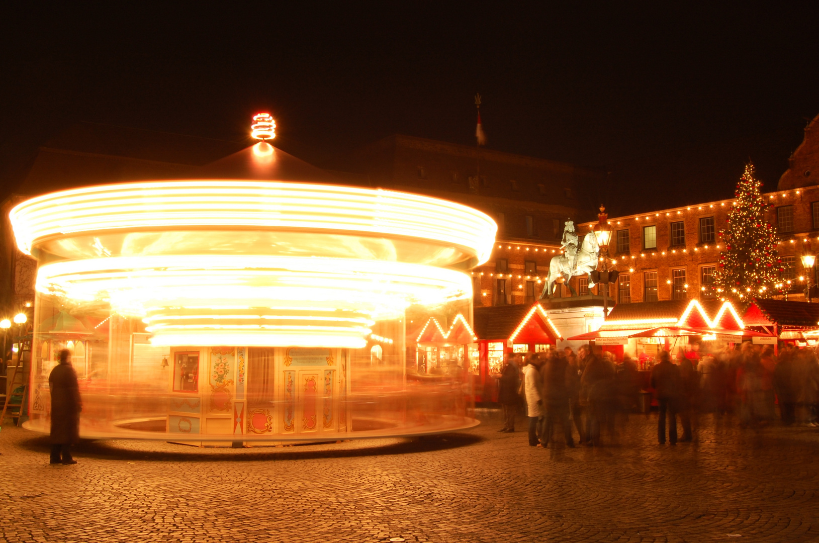 Karussell und Weihnachtsmarkt