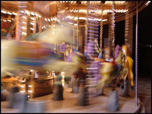 Karussell unterm Eiffelturm