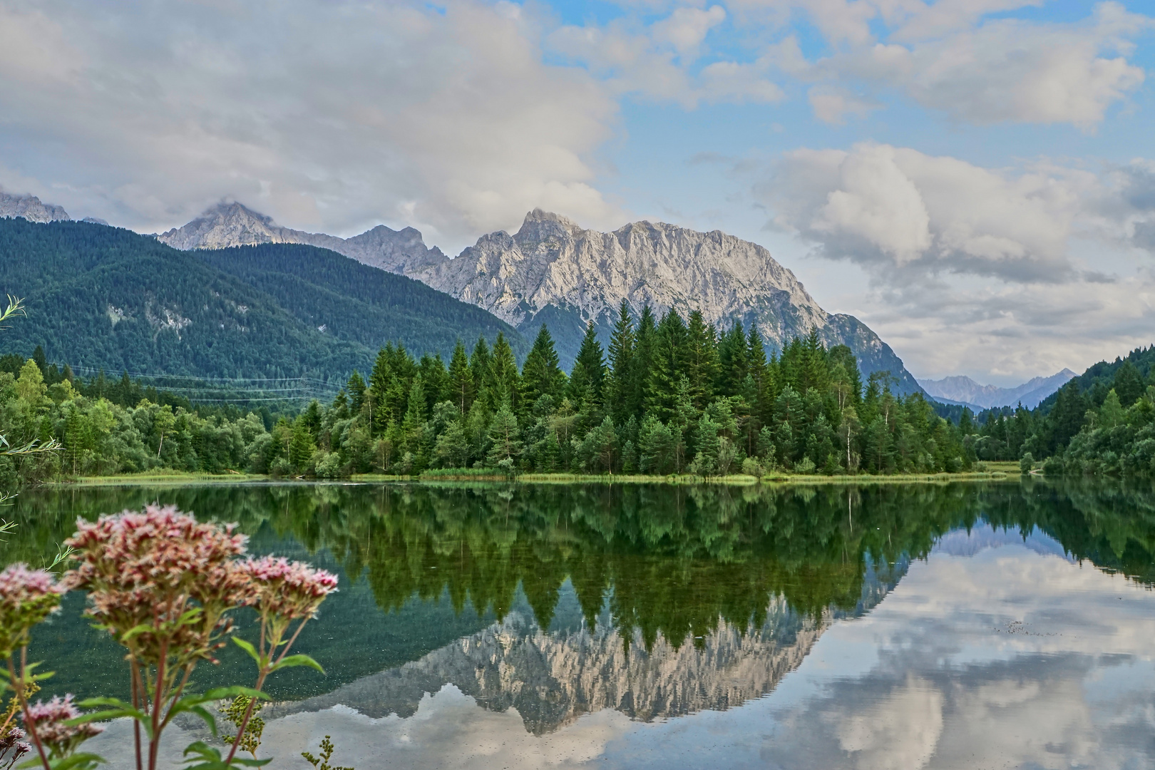 Karwendel mit Spiegelung im Speichersee bei Krün