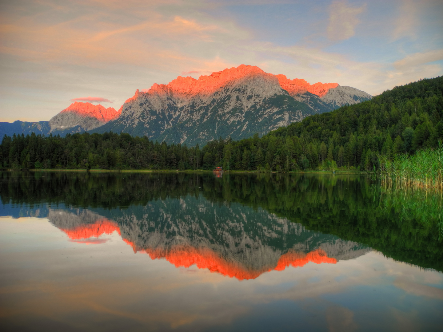 Karwendel und Lautersee in Abendstimmung