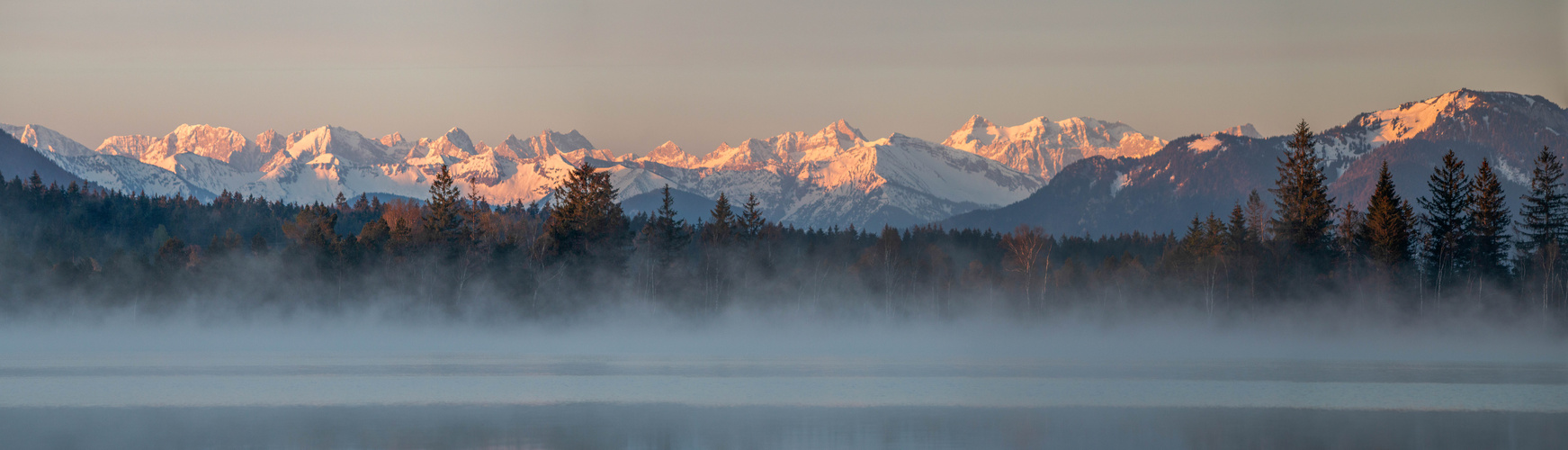 Karwendelgebirge über dem Kirchsee