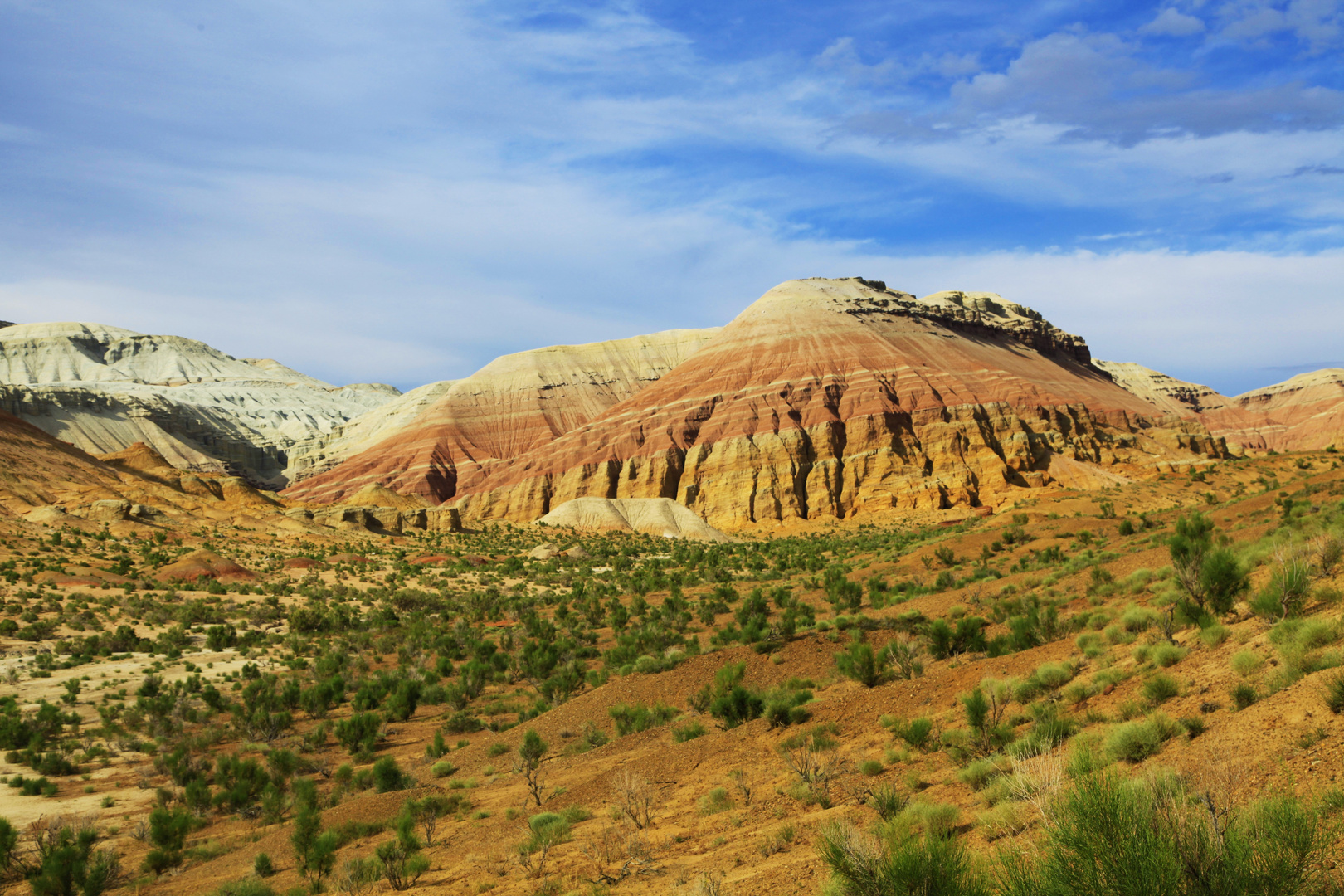 Kasachstan Landschaft  Nationalpark Altyn Emel bunte Berge blauer Himmel