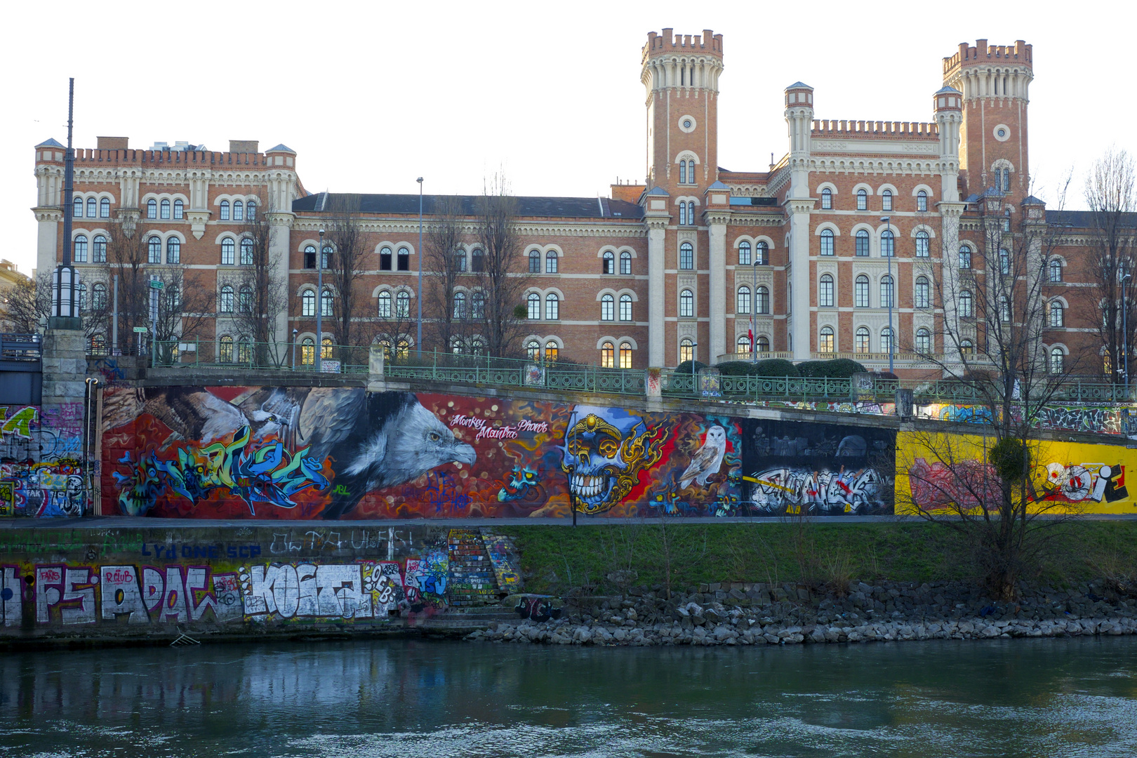 Kaserne und Graffiti