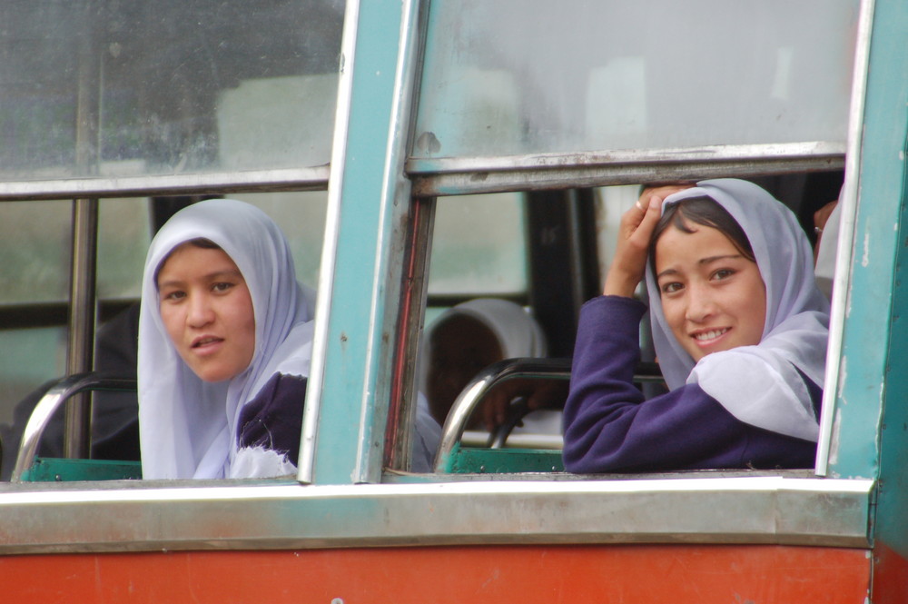 Kashmir busstopgirls