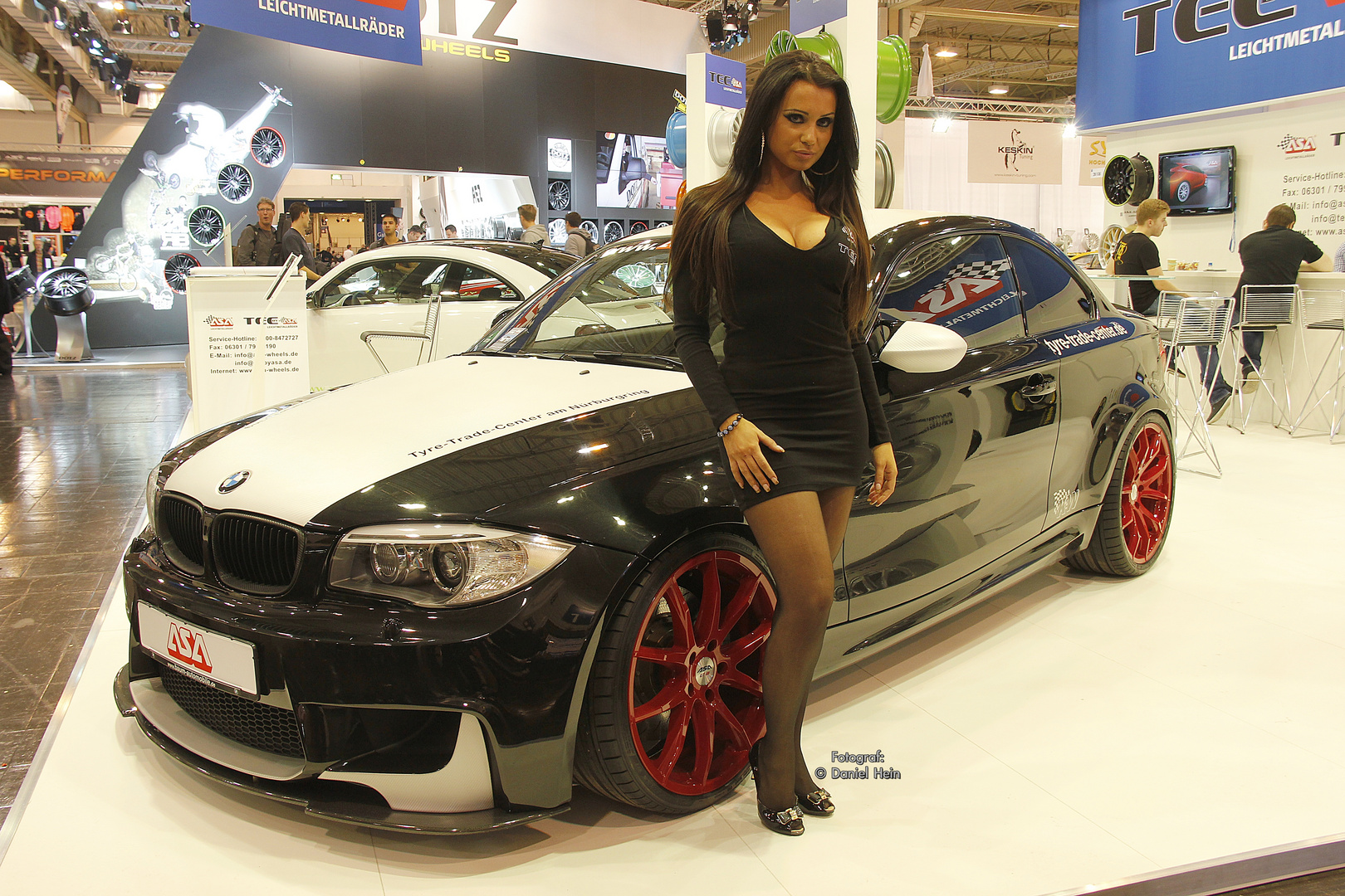 Kasia vor einem BMW als Model auf der Essen Motor Show 2013.