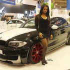 Kasia vor einem BMW als Model auf der Essen Motor Show 2013.