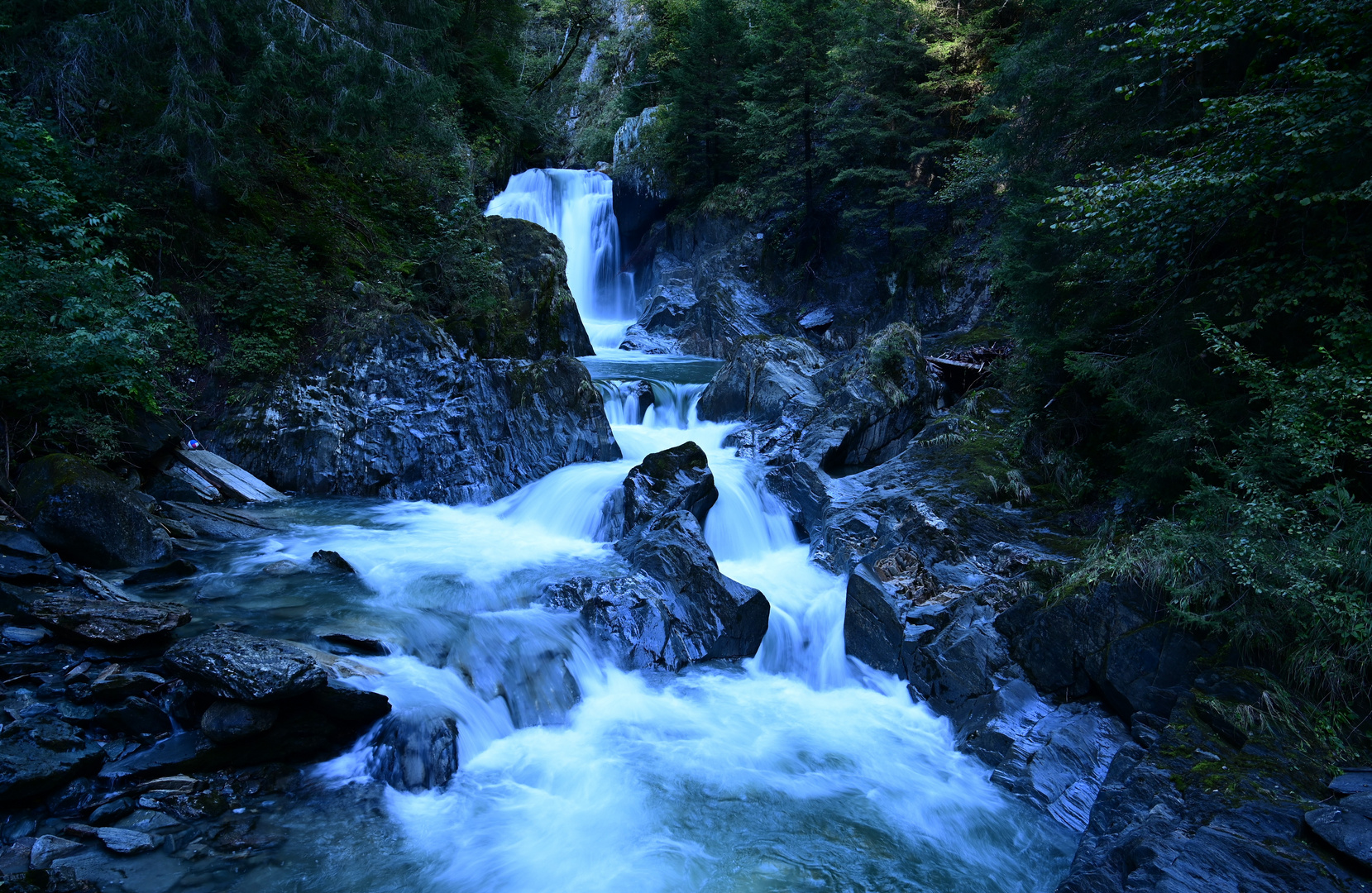 Kaskade in schattiger Schlucht