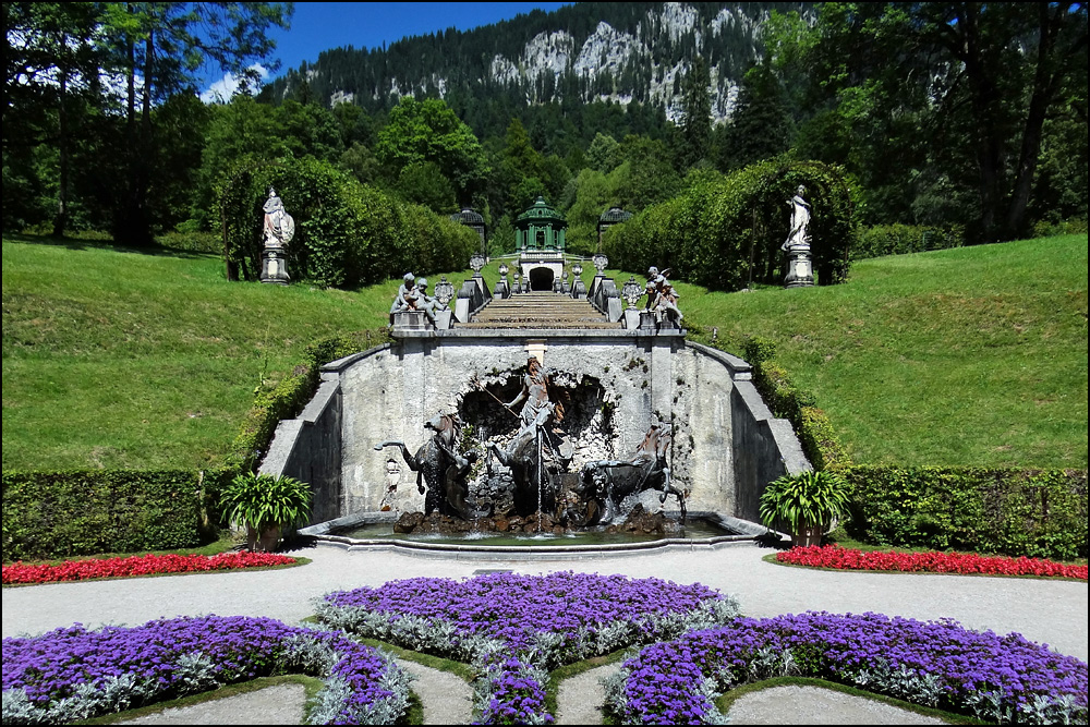 -Kaskade mit Neptunbrunnen und Laubengängen-