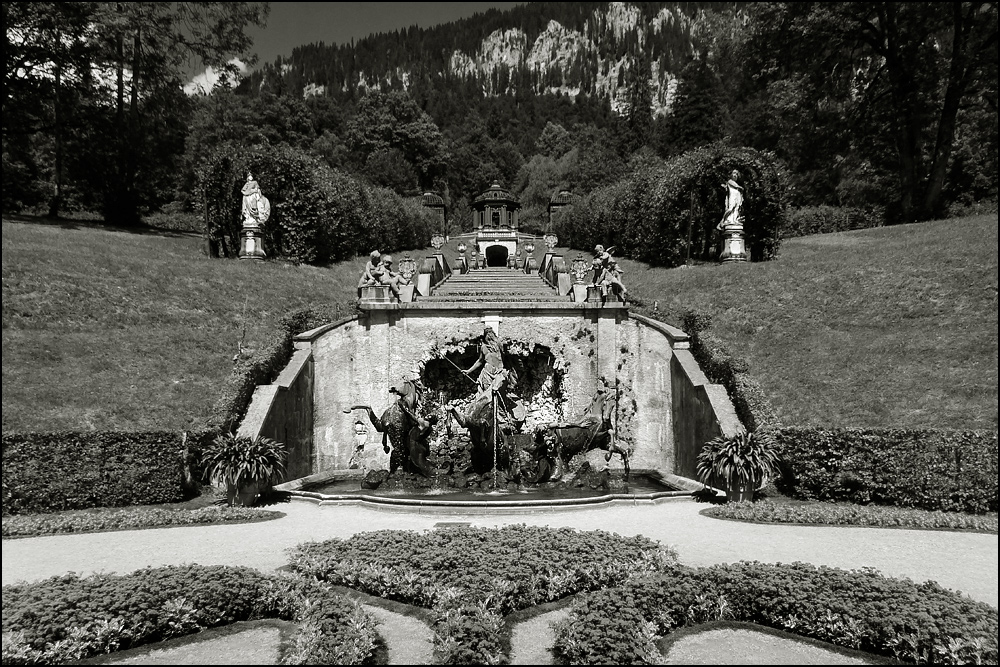 Kaskade mit Neptunbrunnen und Laubengängen